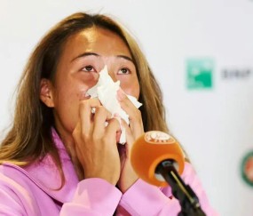 一轮游！2026法网女单首轮：郑钦文0比2出局 泪洒发布会